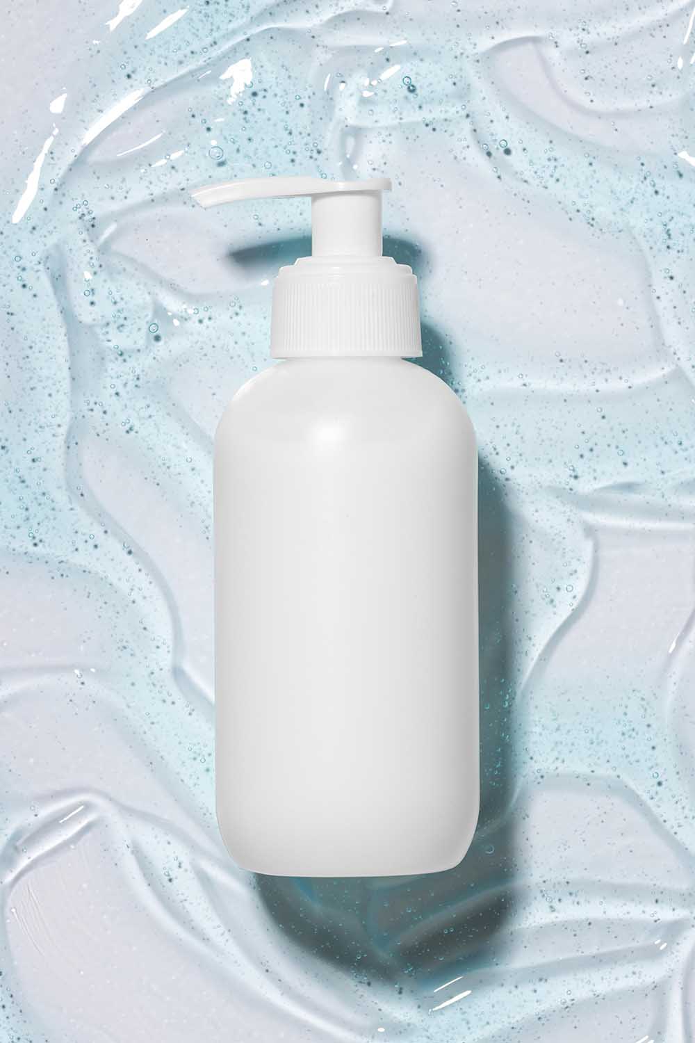 Прозрачный гидро-гель и белая бутылка с дозатором, которые символизируют увлажнение кожи или увлажняющий уход за кожей.